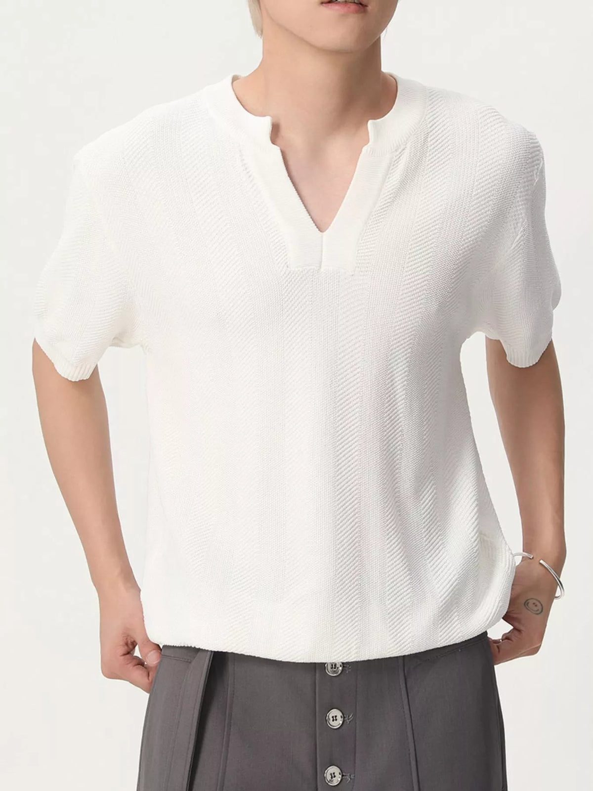 Top de punto de manga corta con escote en pico para hombre - Artículos HE